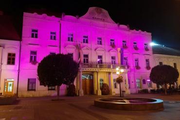 Vysvietená Trnavská radnica na ružovo – pripomienka Breast Health Day