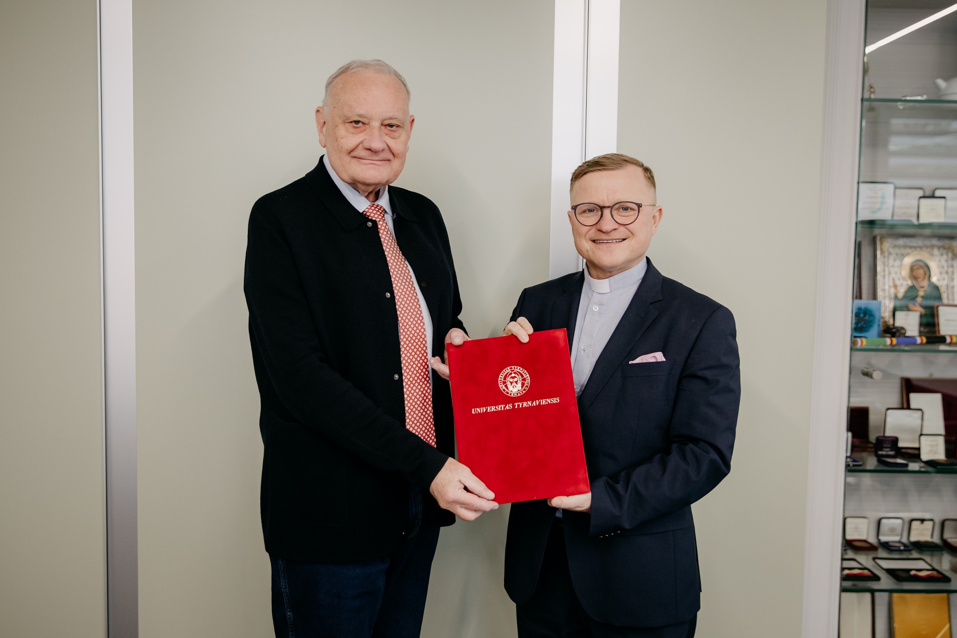 Rektor odovzdal menovací dekrét dekanovi Fakulty zdravotníctva a sociálnej práce