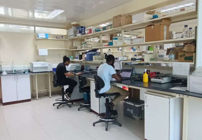 Jedno z laboratórií Pwani University Biosciences Research Centre, kde študujú doktorandi z rôznych krajín sveta