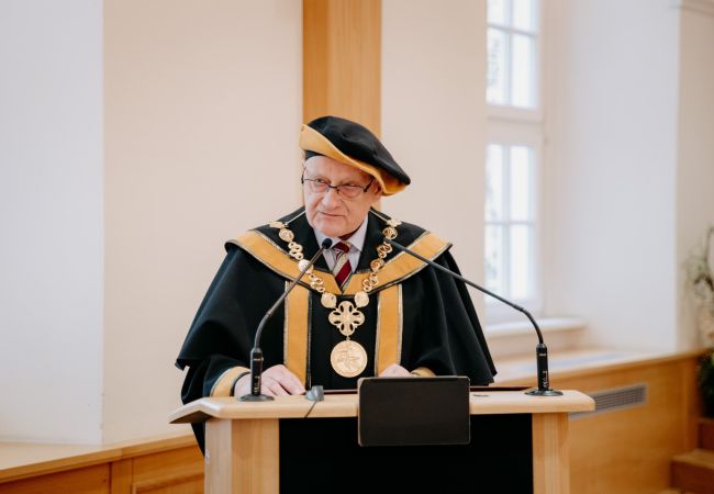 Čestný doktorát udelený prof. Bohumilovi Chmelíkovi