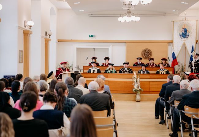 Čestný doktorát udelený prof. Bohumilovi Chmelíkovi