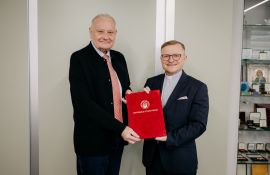 Rektor odovzdal menovací dekrét dekanovi Fakulty zdravotníctva a sociálnej práce