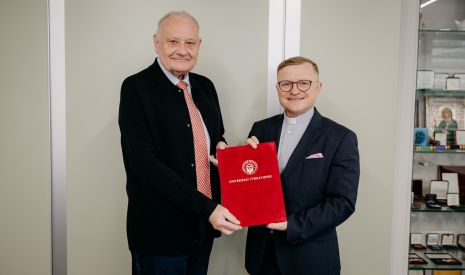 Rektor odovzdal menovací dekrét dekanovi Fakulty zdravotníctva a sociálnej práce